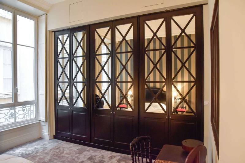 Dressing sur mesure avec portes miroirs et croisillons à Lyon