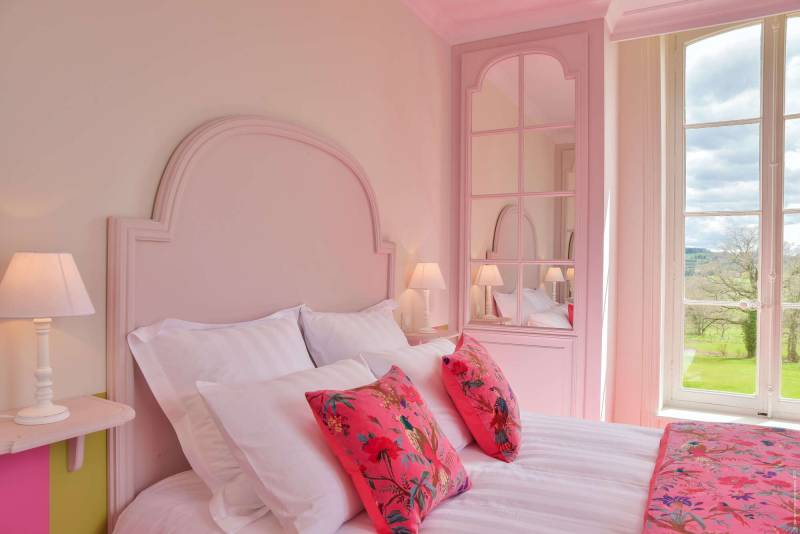 Tête de lit en bois rosé dans une chambre de jeune fille à Tassin la Demi Lune proche Lyon