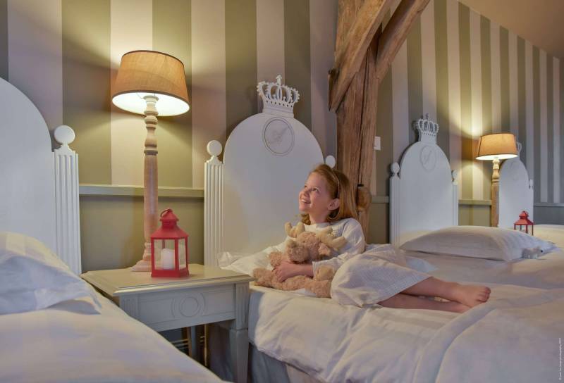 Agencement sur mesure d'une chambre d'enfants avec tête de lit personnalisée à Roanne