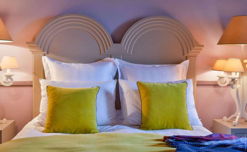 Tête de lit dans une chambre d'adultes dans une maison contemporaine à Vichy