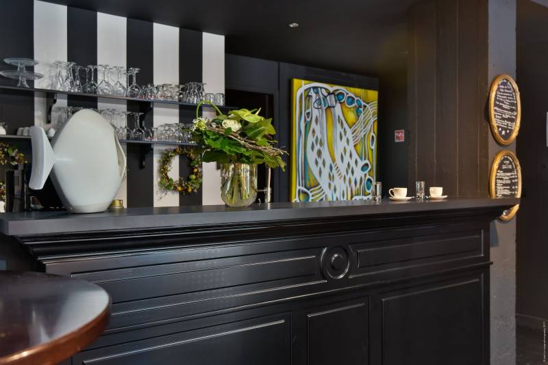 Agencement sur mesure d'une galerie d'art à Roanne avec des meubles en bois laqué