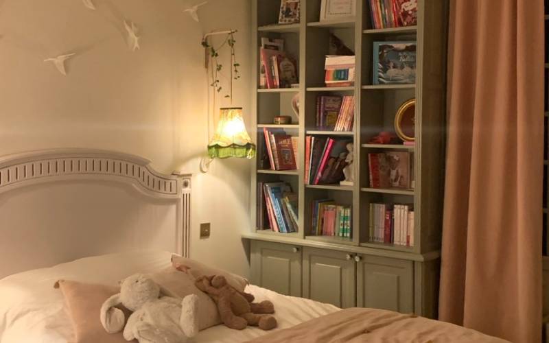 Réalisation d'une bibliothèque sur mesure en bois laqué pour une chambre d'enfant à Saint Didier au Mont d'Or près de Lyon