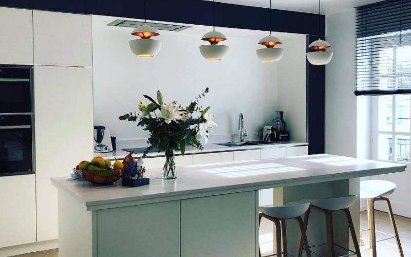 Agencement sur mesure d'une cuisine au design épuré avec îlot central à Charlieu