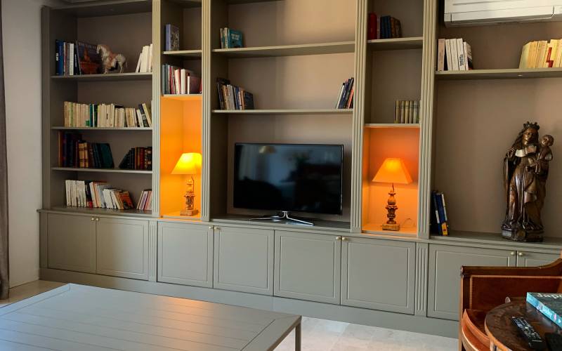 Bibliothèque sur mesure avec télévision à Écully