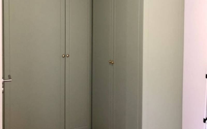Agencement sur mesure d'un dressing sous combles avec portes moulurées à Saint Didier au Mont d'Or