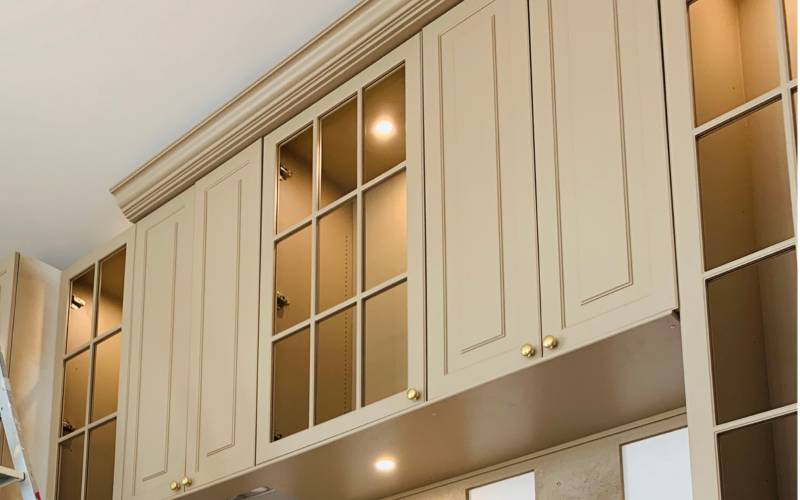 Réalisation d'une cuisine de style néoclassique sur mesure à Roanne