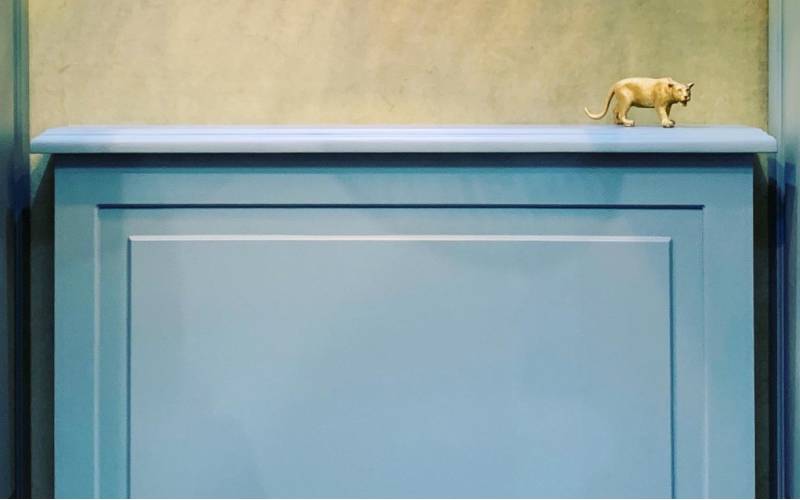 Tête de lit sur mesure en bois laqué mouluré à Paris 