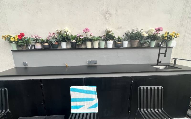 cuisine d'été sur mesure avec plan de travail en pierre finition Zim cuir à Lyon