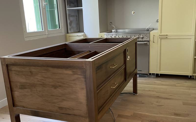 Cuisine sur mesure en bois laqué avec îlot finition noyer massif à la Ferté Milon près de Paris