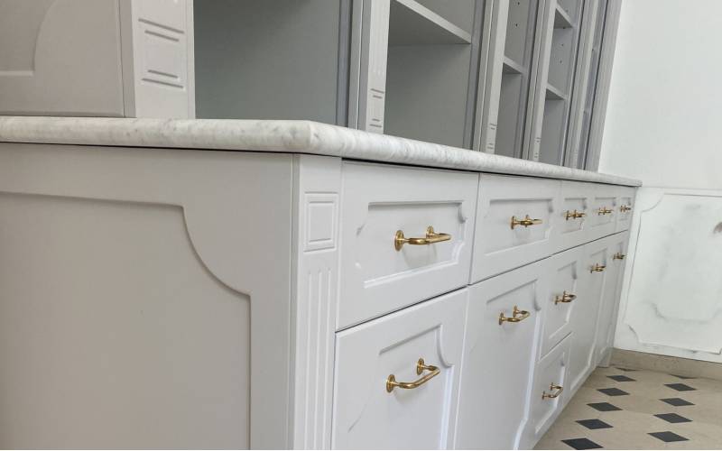 Vaisselier sur mesure en bois laqué en Suisse 