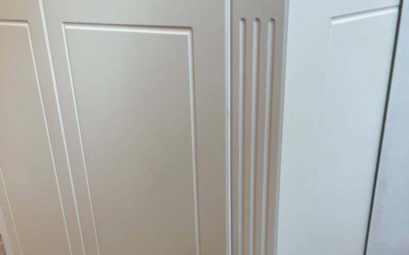 Meuble de salle de bain sur mesure avec pilastres moulurés à Paris 