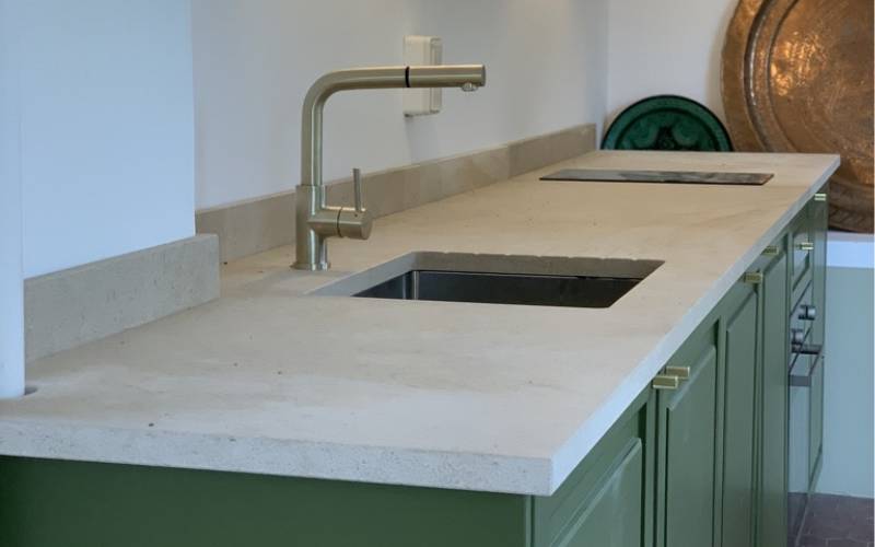 Cuisine d'été sur mesure en bois laqué à Saint Didier au Mont d'Or à côté de Lyon