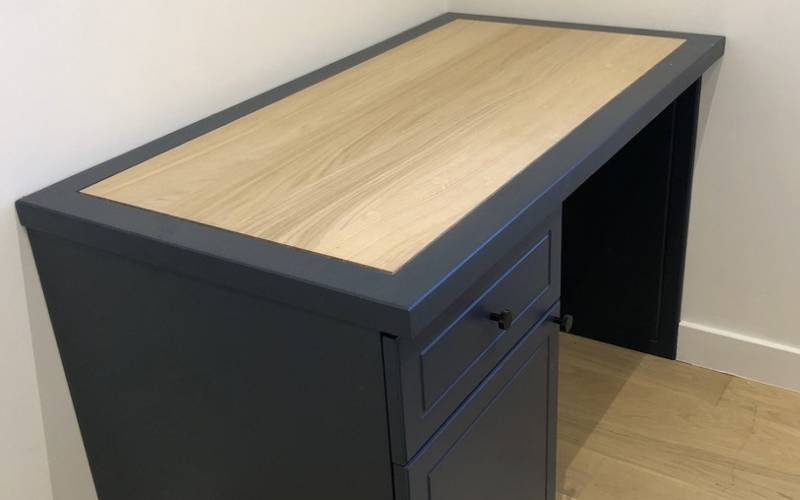 Bureau sur mesure en bois laqué avec tiroir près de Lyon