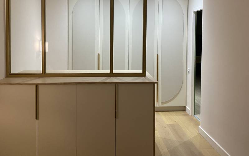 Dressing et commode sur mesure en bois laqué avec poignées doréesà Lyon