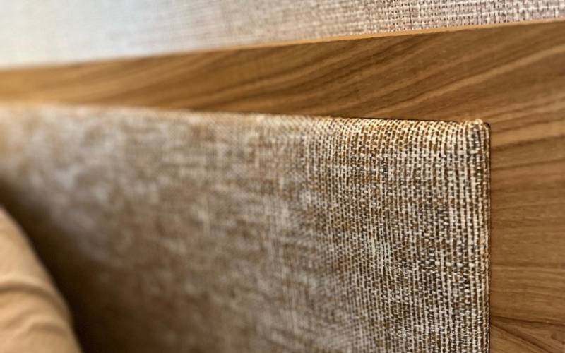 Tête de lit sur mesure en bois avec insert tissu à Paris