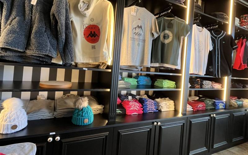 Bibliothèque de style néoclassique à Méribel