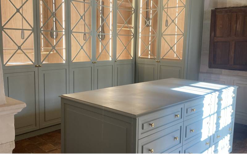 Dressing sur mesure en bois laqué avec îlot central en France et en Suisse