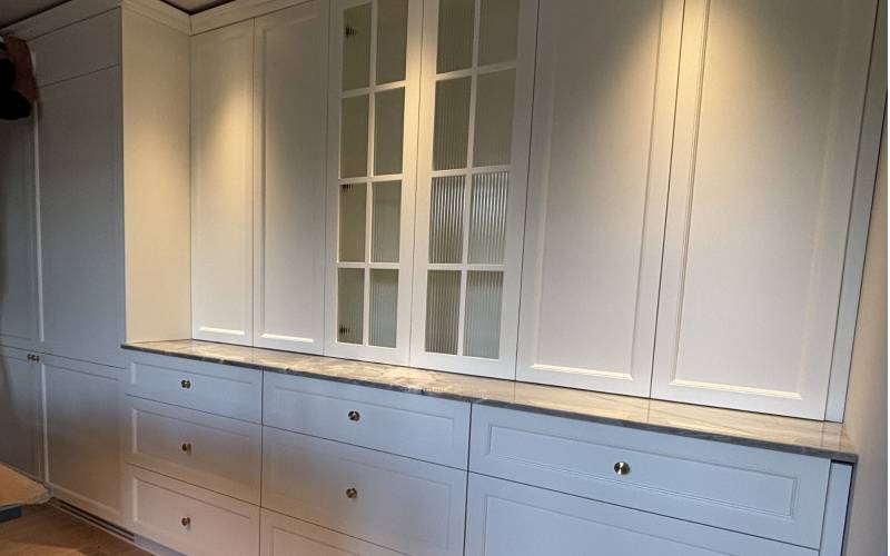 Cuisine sur mesure en bois laqué avec intégration d'un fourneau Lacanche à Saint Didier au Mont d'Or près de Lyon