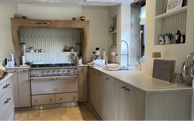 agencement cuisine sur mesure en bois finition Rubio Wood Cream Charming Grey à Dardilly près de Lyon