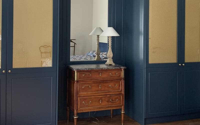 dressing sur mesure en bois laqué avec insert moucharabieh laiton à Saint Didier au Mont d'Or près de Lyon