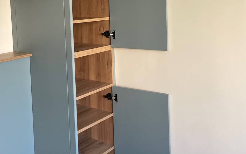 réalisation et pose d'un dressing sur mesure en médium laqué à Paris 16