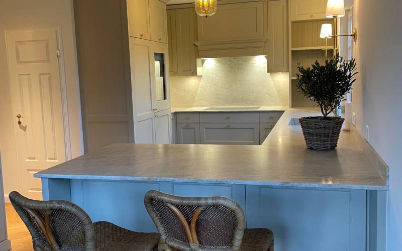 Cuisine sur mesure en médium laqué avec portes moulurées à Thônex en Suisse