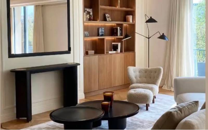 bibliothèque sur mesure en noyer avec éclairage à Paris 