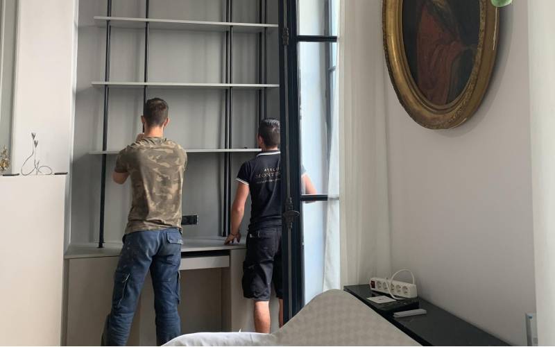 Agencement bureau professionnel en bois laqué dans la région parisienne